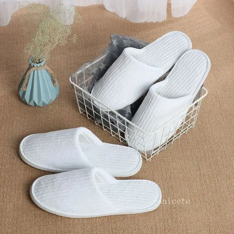 Chaussons en polaire corail douillet personnalisés, réutilisables et lavables pour la maison, l'hôtel, le spa, les fêtes et les festivals